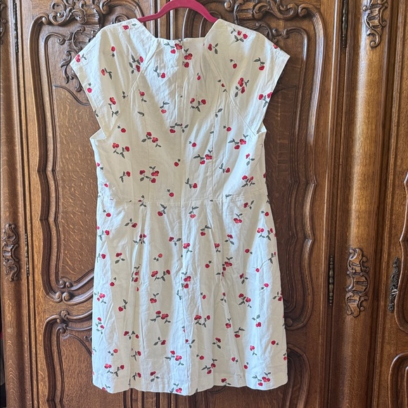 While sleeveless dresses - Picture 6 of 8